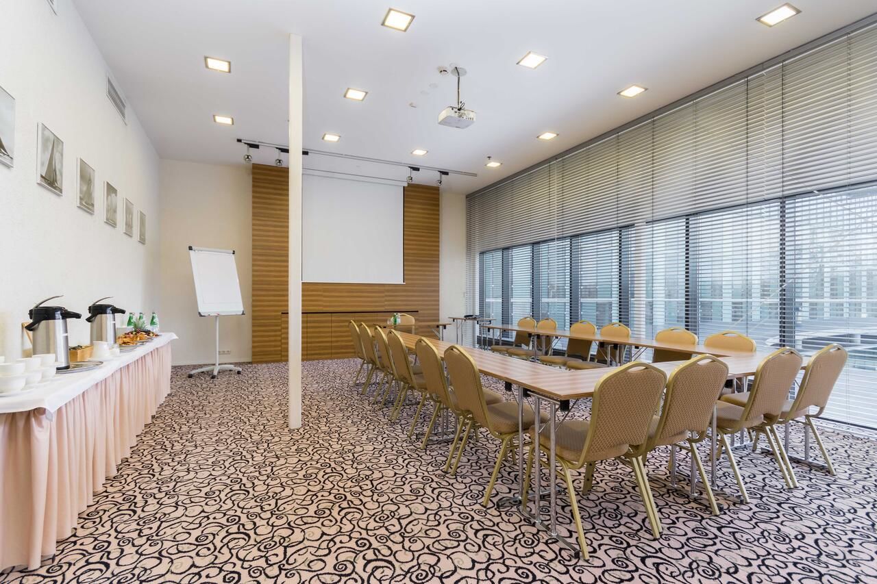 Отель Hotel Ülemiste Таллин-6